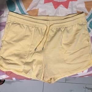 Yellow high waisted shorts.